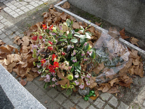 Detalle del centro de flores a los pies de la tumba de Fernando Delapuente, Javier Ayesta y Fernando Conesa.jpg