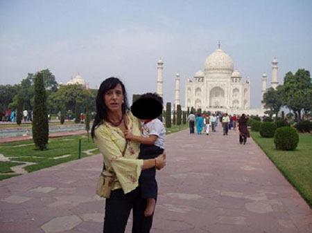 Isabel Nath con su hijo